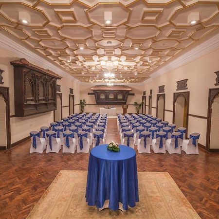 Hotel Yak & Yeti Катманду Екстериор снимка