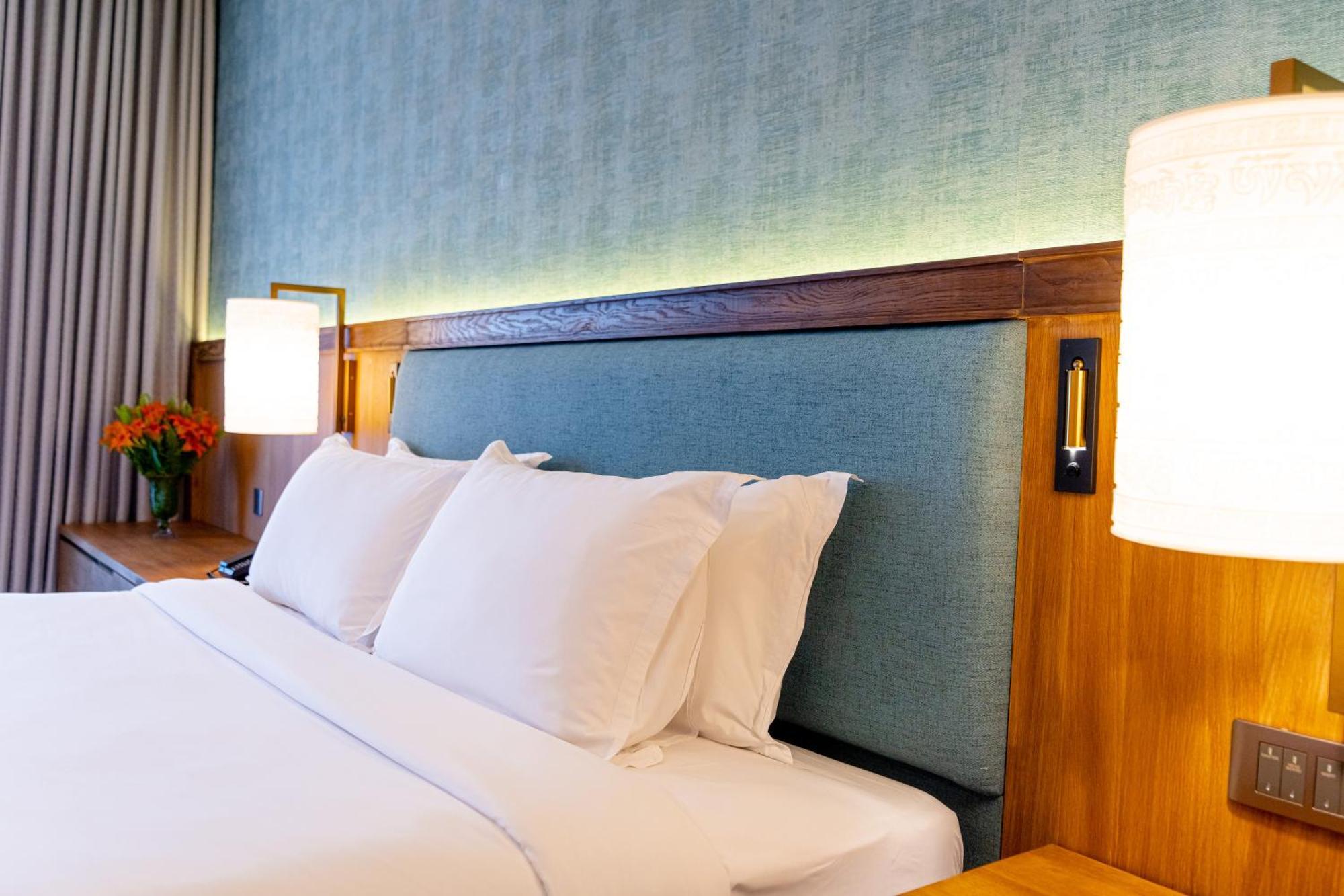 Hotel Yak & Yeti Катманду Екстериор снимка