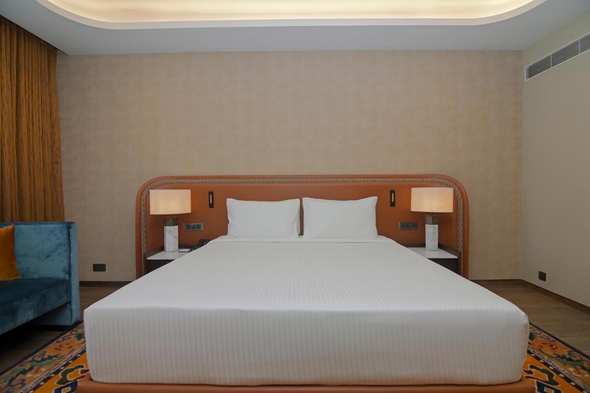 Hotel Yak & Yeti Катманду Екстериор снимка