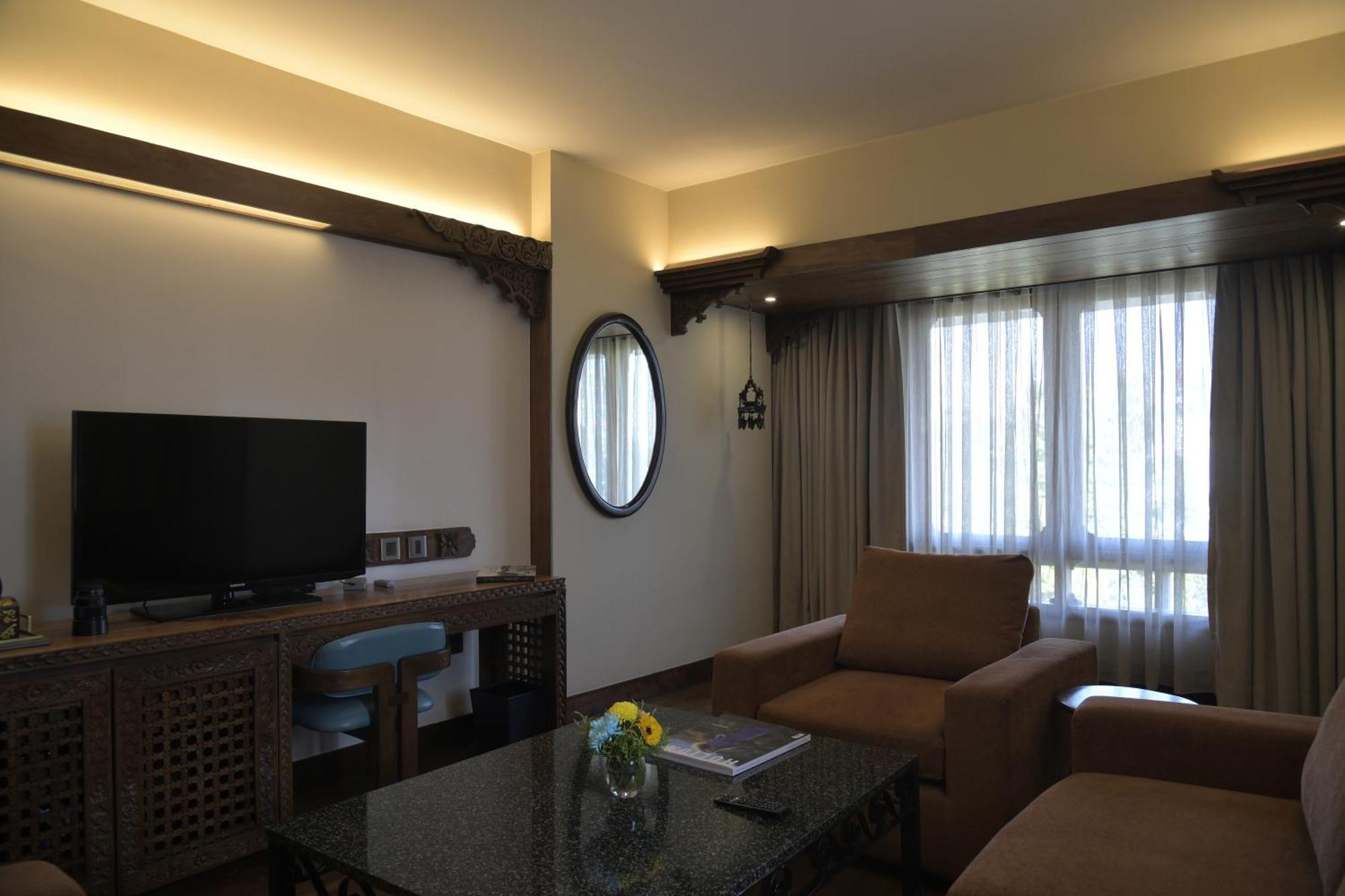 Hotel Yak & Yeti Катманду Екстериор снимка