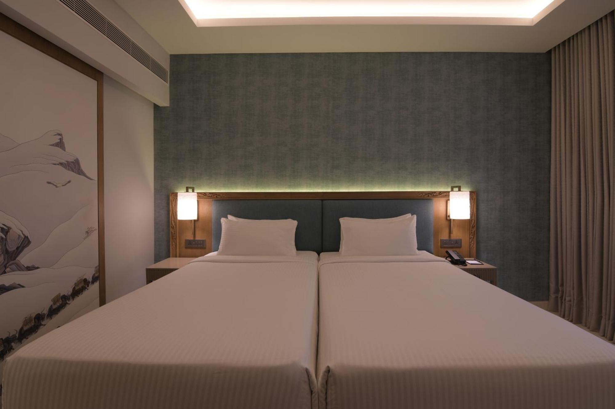 Hotel Yak & Yeti Катманду Екстериор снимка