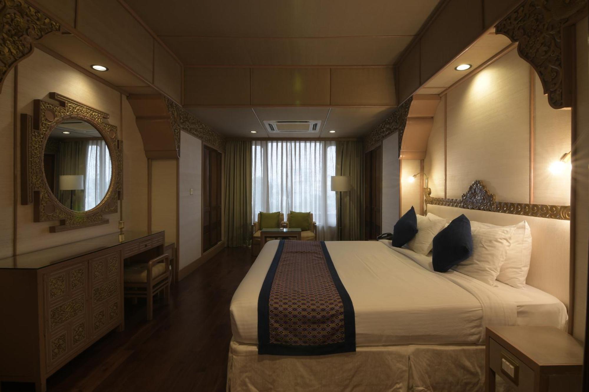Hotel Yak & Yeti Катманду Екстериор снимка
