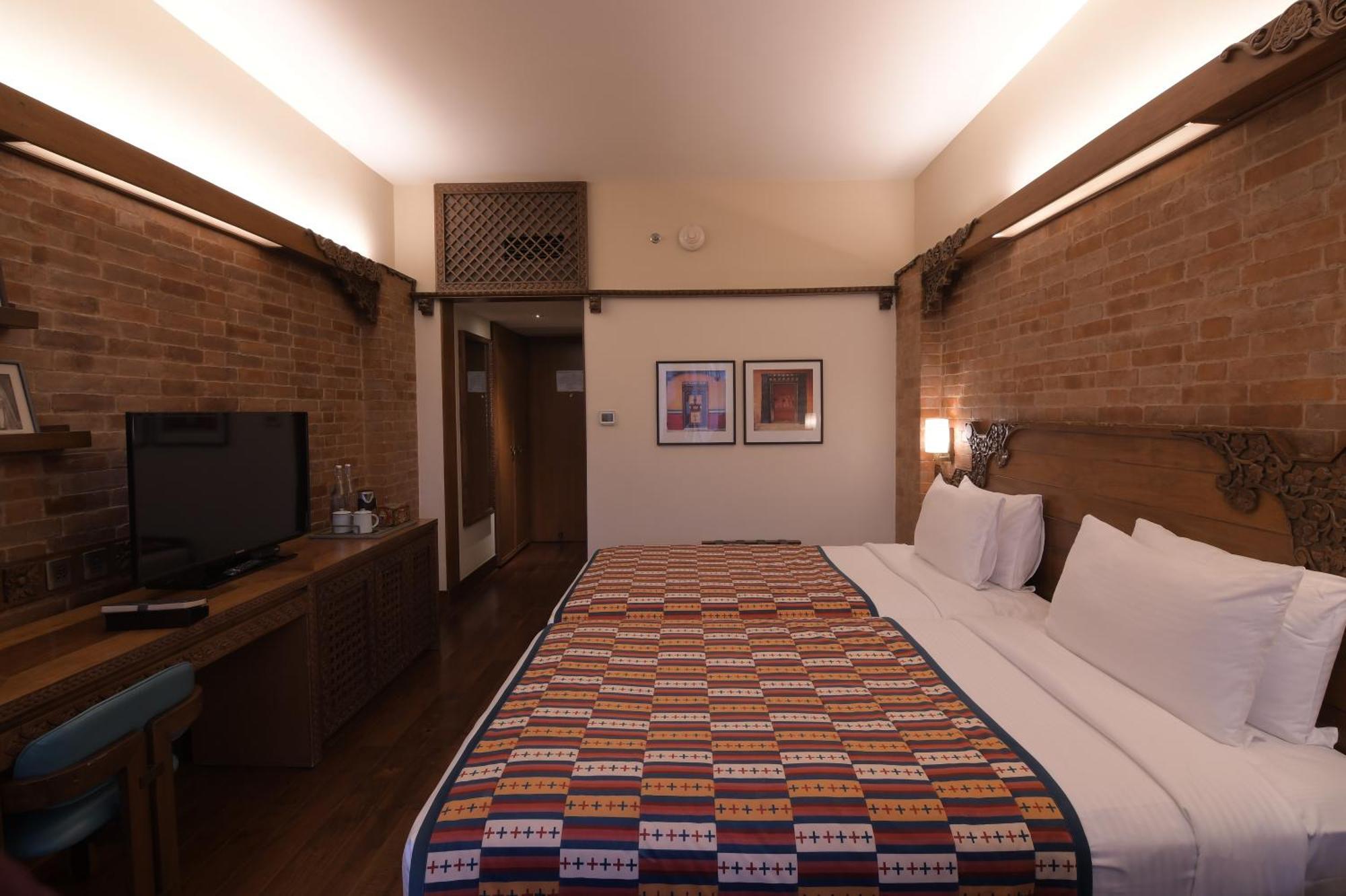 Hotel Yak & Yeti Катманду Екстериор снимка