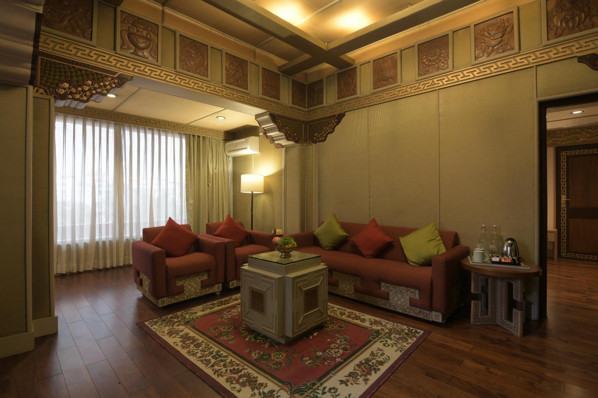 Hotel Yak & Yeti Катманду Екстериор снимка