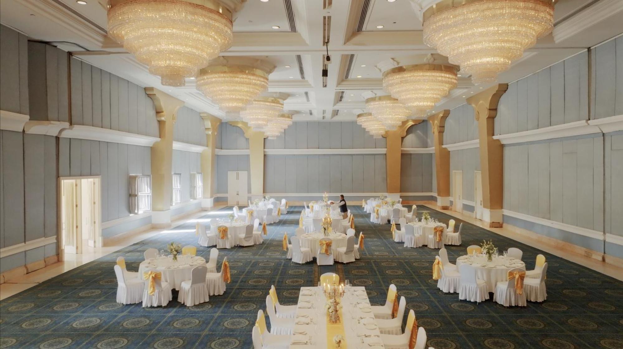 Hotel Yak & Yeti Катманду Екстериор снимка