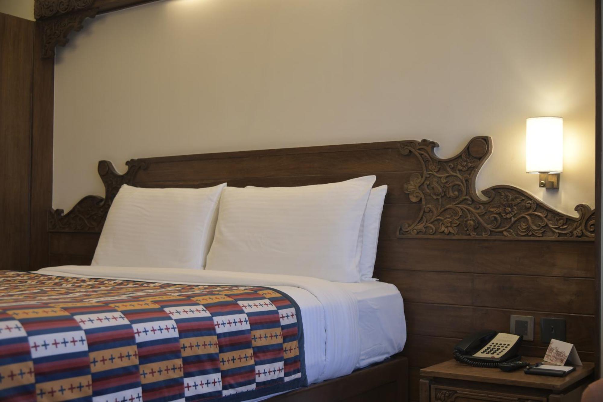 Hotel Yak & Yeti Катманду Екстериор снимка