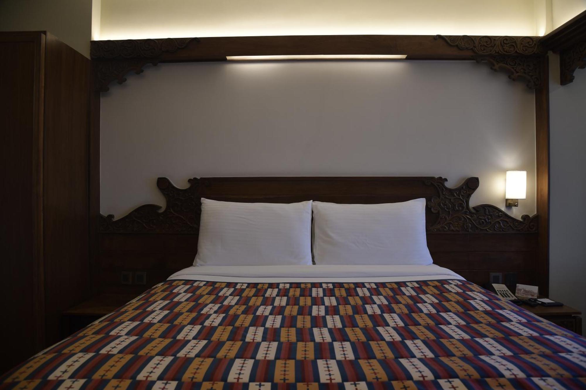 Hotel Yak & Yeti Катманду Екстериор снимка
